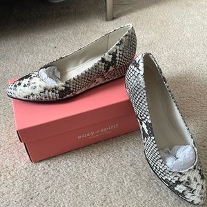 NWT Easy Spirit Abelle 6. Low wedge shoe in alligator